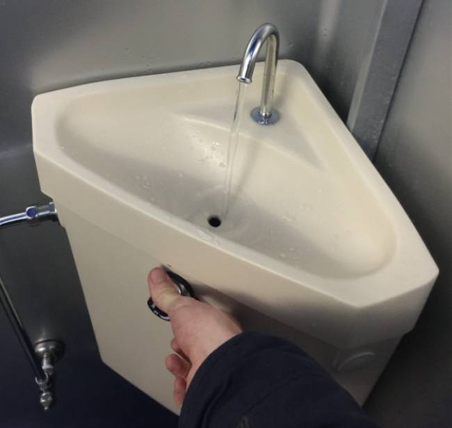 Mosdókagyló és WC-tartály egyben.
