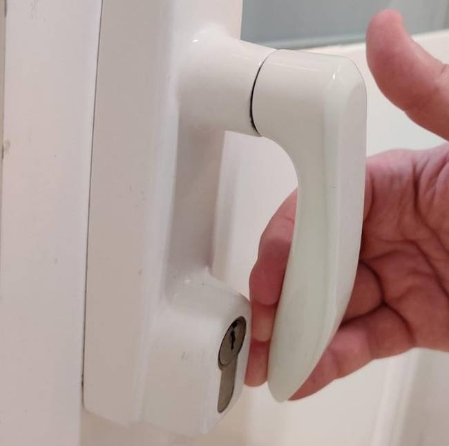 „Egy ajtófogantyú, ami összetöri az ujjaidat, ha rendesen próbálod megfogni."