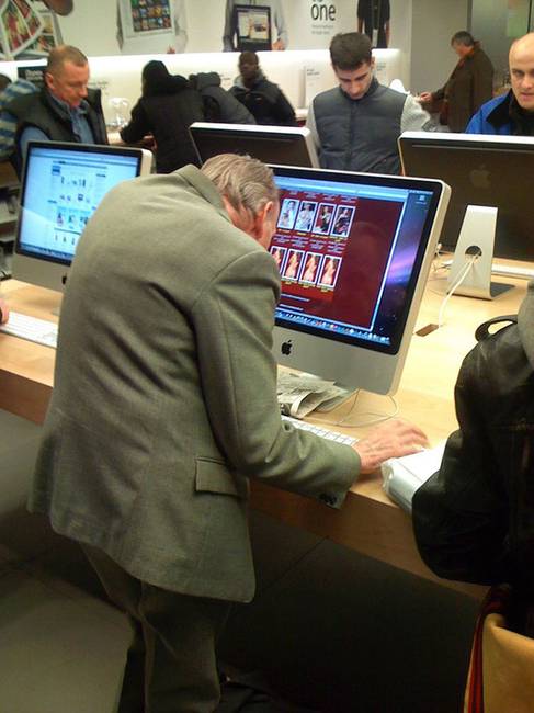 Nincs is jobb hely a szexpartnerkereső weboldal böngészésére, mint egy békés és meghitt Apple bolt.