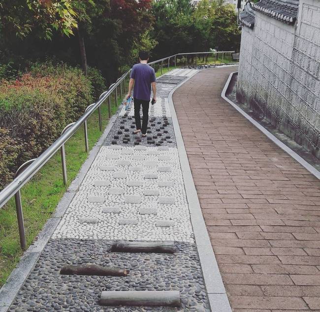 Sok parkban különleges kőutak találhatók, ezeken a koreaiak mezítláb sétálnak, hogy megmasszírozzák általuk a talpukat, és felfrissüljenek.