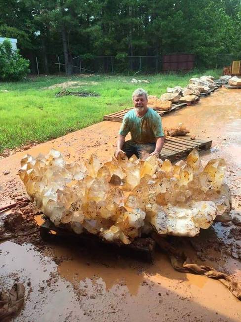 Ezt a 4 millió dolláros kvarckristályt a saját telkén találta ez az Arkansas-i férfi.