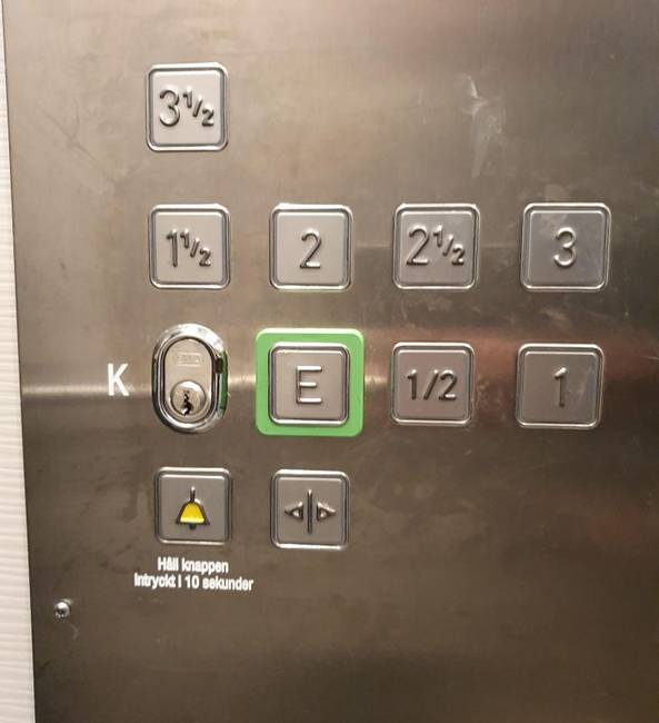 „Svédországban vannak liftgombok, amikkel meg lehet állni az emeletek között."