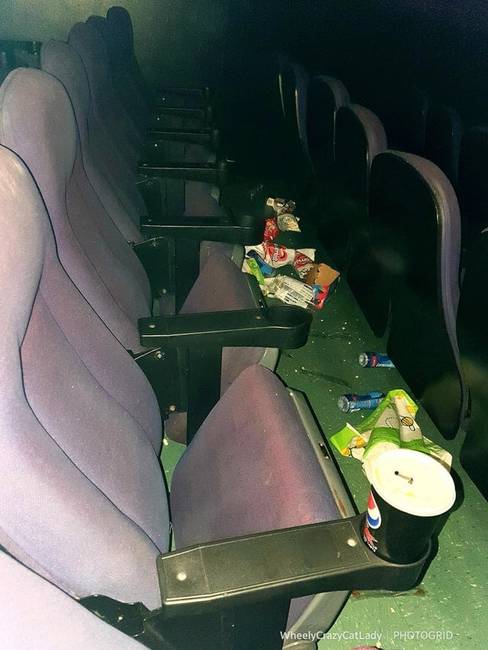 „Így hagyták a mozit az előttünk két sorral ülő fiatalok a film után."