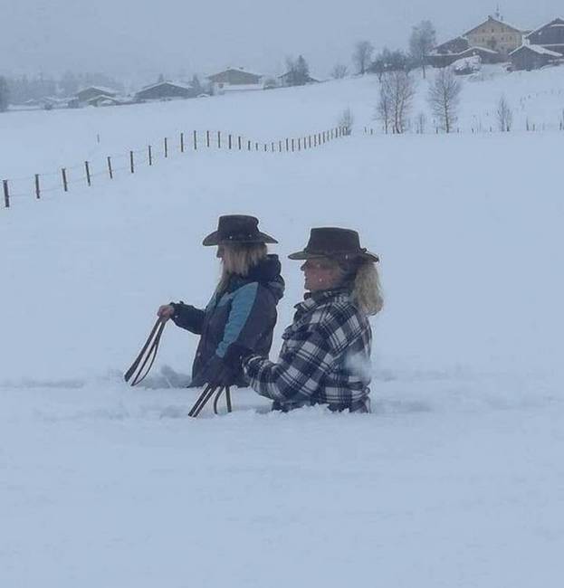 Egy kis hó még nem zavarhatja meg a napi rutin lovaglást.