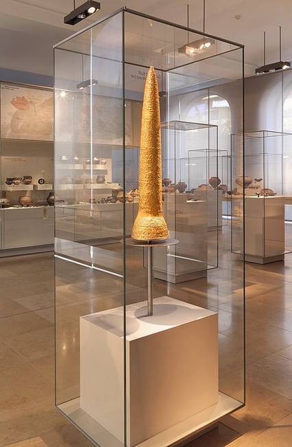 Ünnepi aranykalap az időszámításunk előtti 1400-800 közötti időszakból.
