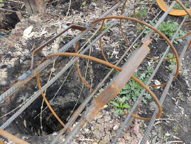 Hogyan építenek Kanadában beton nélkül olyan kerítéseket, amiket nem dönt ki a szél és nem fordulnak ki a földből?