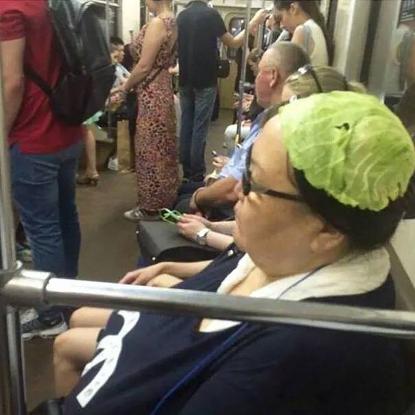 Ha nem léteznének metrók, hol találkozhatnál például salátalevelet kalapként hordó hölgyekkel?!