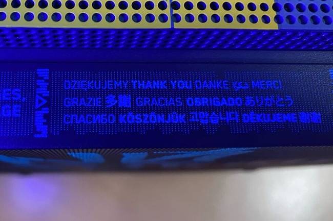 Titkos üzenet egy Xbox One X Edition-ön, ami csak UV fény alatt látható.
