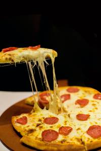 Szalámis pizza