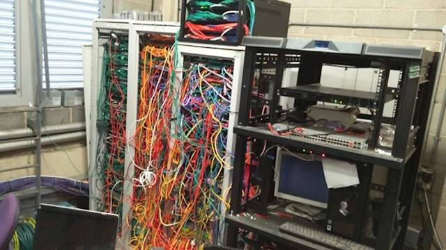 „Valaki kihúzott egy vezetéket, és most nem működik az irodában az internet."