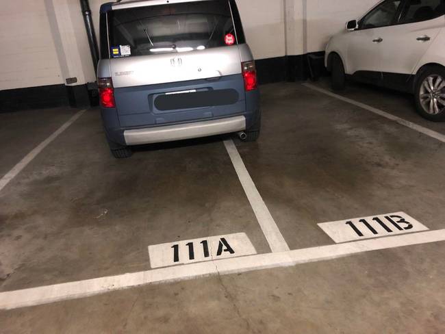 „30 ezer forintot fizetek havonta a 111B parkolóhelyért, de nem mindig tudom használni, mert a szomszédom képtelen szabályosan parkolni a kocsijával."
