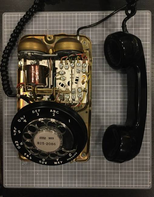 Egy 1969-ben készült telefon belseje.
