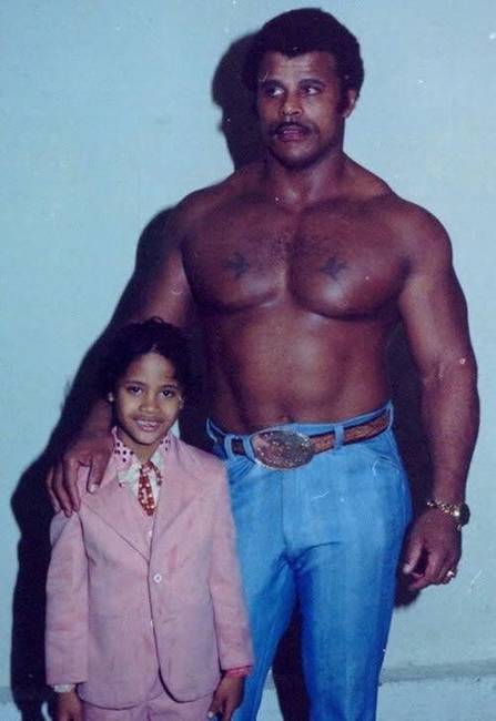 Dwayne 'The Rock' Johnson és apja, Rocky Johnson, 1981-ben.