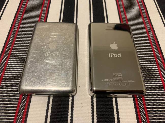 12 éve használatban lévő iPod egy felújítotthoz képest.