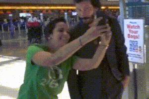 A rajongónak nem sikerült az első szelfi, de Keanu gond nélkül vevő volt egy másodikra.