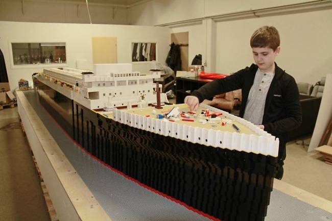 Egy autista kisfiú 56 ezer darab kockából építette fel a világ legnagyobb LEGO-Titanicját