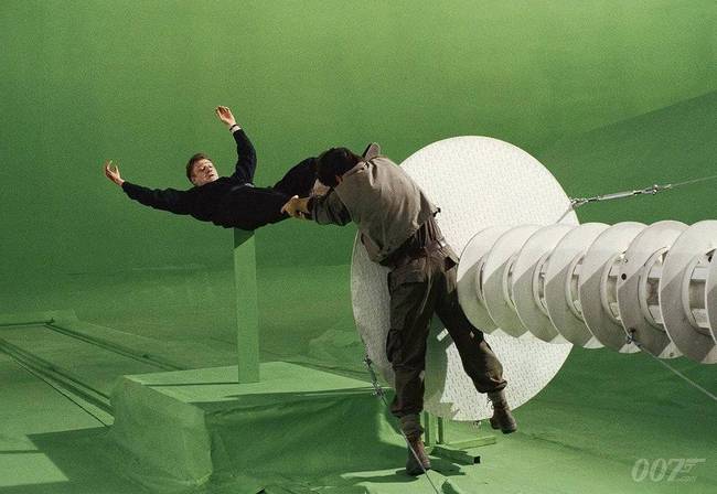 Pierce Brosnan és Sean Bean a 006-os ügynök haláljelenetében az Aranyszem című film forgatása közben.