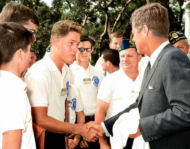 A fiatal Bill Clinton, amint kezet ráz az épp akkor hatalmon lévő John F. Kennedy-vel, 1963-ban.