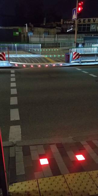 Aszfaltba épített speciális jelzőlámpák azoknak, akik megszállottan nyomkodják séta közben a mobiljukat.