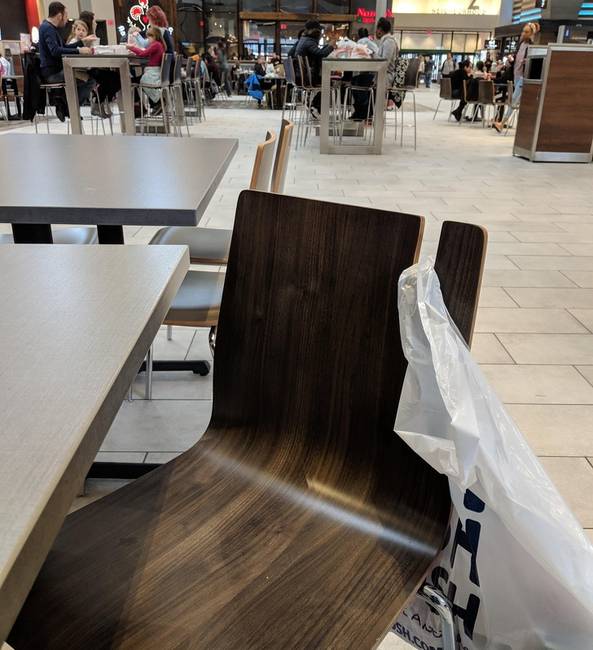 Ennek a bevásárlóközpontnak az étterem részlegének a székei direkt úgy vannak kialakítva, hogy könnyedén rájuk lehessen akasztani a boltban vásárolt szatyrokat.