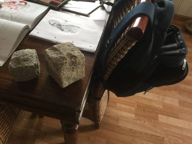 „A 10 éves lányom hátizsákja furcsa mód nehéz volt. Amikor belenéztem, két hatalmas sziklát találtam benne. Úgy döntött, hogy hazahozza őket, mert nagyon különlegesnek tartotta őket."