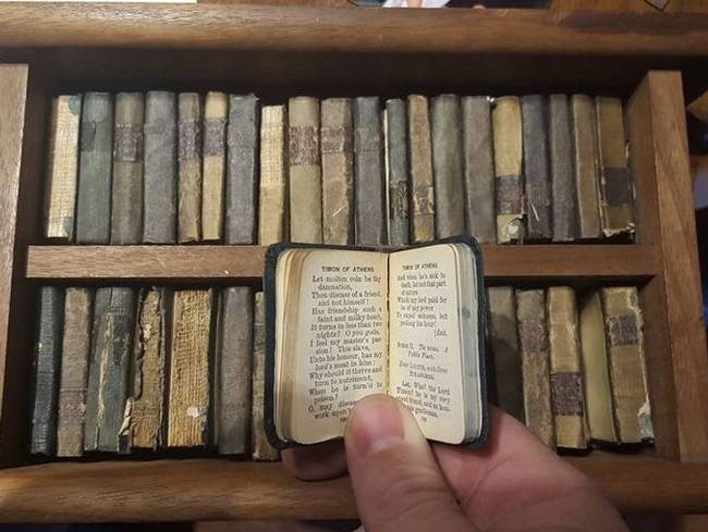 „Shakespeare darabjainak miniatűr kiadásai, amit nagyapám hagyott rám. Több mint 100 évesek.''