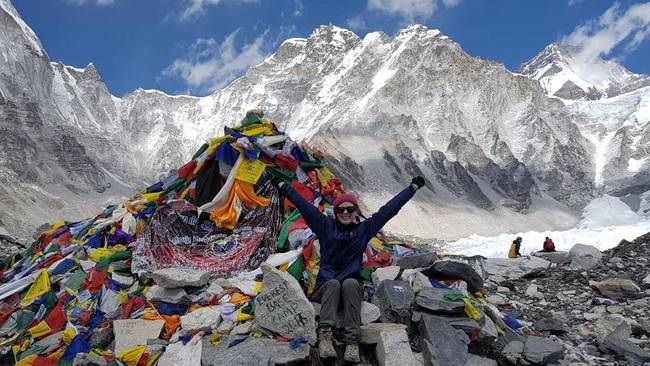 Több, mint 200 megfagyott holttest hever a Mount Everest túraútvonala mentén, melyeket azért nem tudnak elszállítani, mert a ritka levegő miatt a helikopterek nem képesek ilyen magasra repülni.