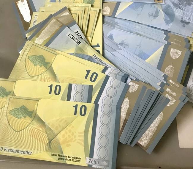 Az osztrák Fischamend városnak saját pénzneme van, amit a város neve után, Fischamender-nek hívnak. Csak egyféle címlet (10-es) létezik belőle, és értéke pontosan 10 eurónak felel meg. A helyi munkavállalók kapják ezt fizetési kiegészítésként, és a városban található szupermarketekben, postákon és egyéb intézményekben lehet felhasználni.