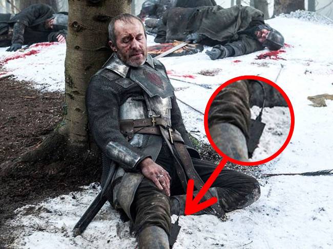 Stannis Baratheon mindig hord magánál egy laptop-töltőt.
