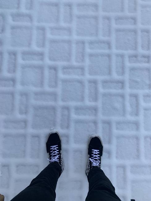 A hó felvette a járda burkolóköveinek mintáját.