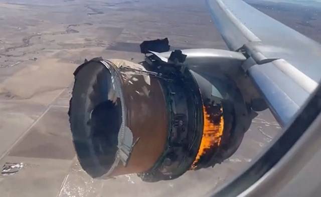 Így néz ki, ha egy Boeing 777-es motorja meghibásodik repülés közben. (épségben landoltak)