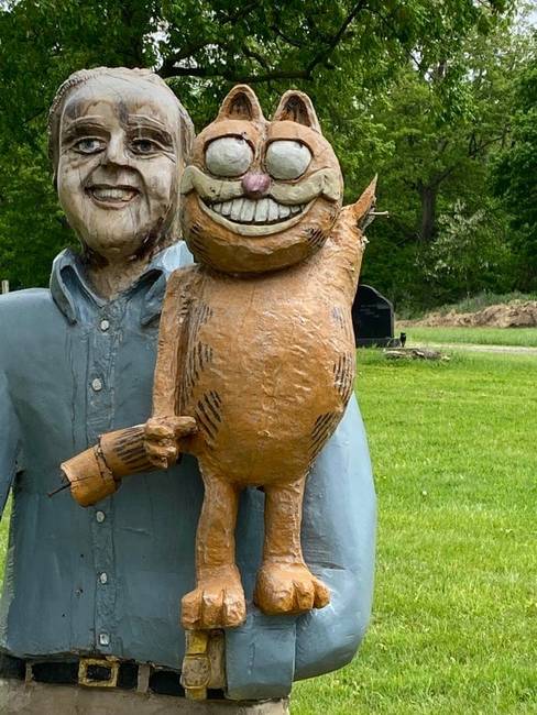 Jim Davis és Garfield hátborzongató szobra.