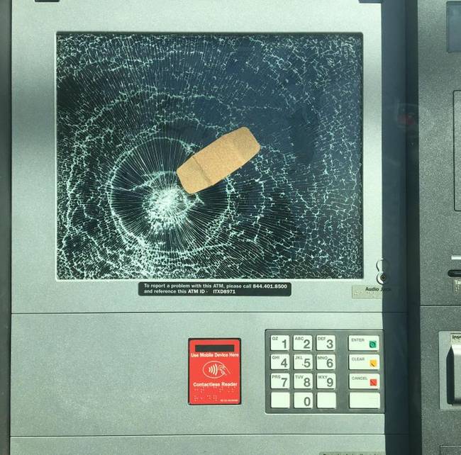 Valaki összetörte a bankautomatát és az egyik gondoskodó ügyfél egy sebtapaszt tett rá.