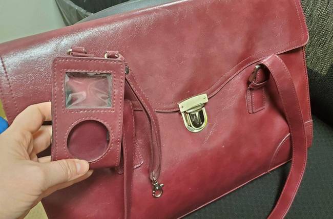 „A hozzá tartozó iPod-tokból sejthető, hogy mikor készült a használt laptoptartó táskám."