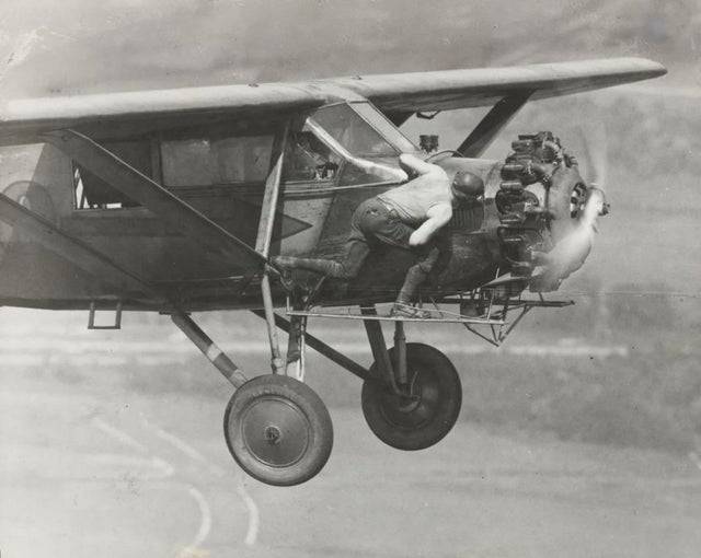 A Hunter fivérek 1930-ban a 23 napos folyamatos repülésük során olykor repülés közben javították meg a gép bizonyos alkatrészeit, az élelmüket és üzemanyagukat pedig egy másik repülőgép juttatta el nekik.
