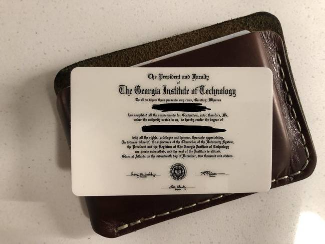 „Az egyetem küldött nekem egy bankkártya méretű mini-diplomát, így mindig magamnál hordhatom a bizonyítványomat."