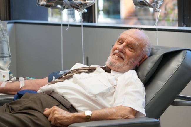 A 81 éves James Harrison 1173 alkalommal adományozott már vért. A vérében ritka antitestek találhatók, melyek becslések szerint már több mint 2 millió gyermek életét mentették meg.