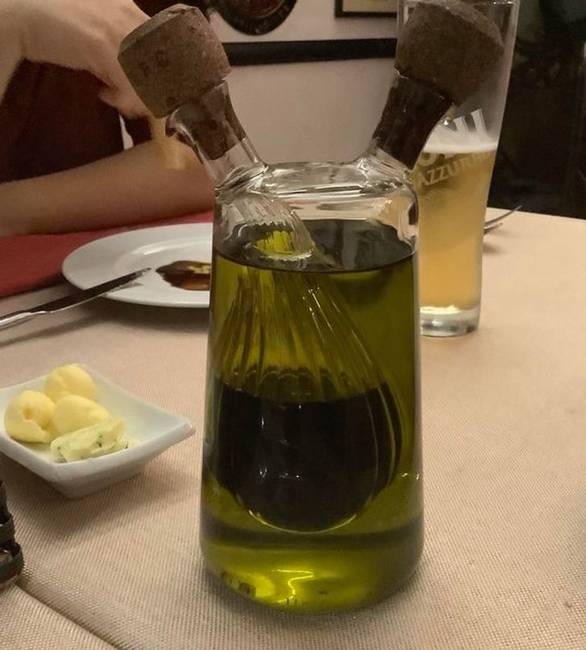 Olívaolaj és ecet egyben, egy olasz étteremben.