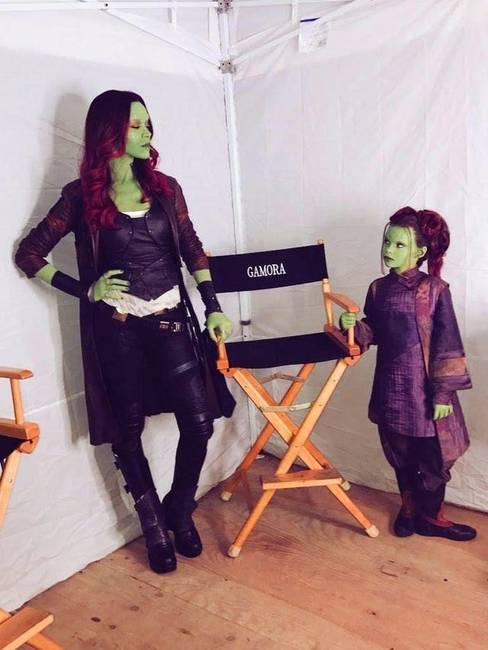 A felnőtt és a fiatal Gamora a Bosszúállók: Végtelen háború forgatásán.