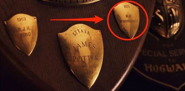 Az első részben a régi kviddics ereklyéken Harry Potter apjának neve mellett Minerva McGalagony neve is feltűnik.