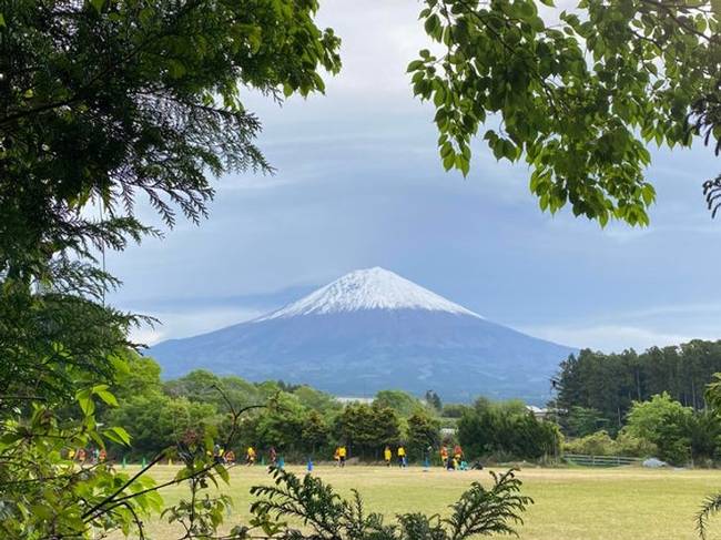 „Focizó gyerekek a Fuji-hegy alatt."