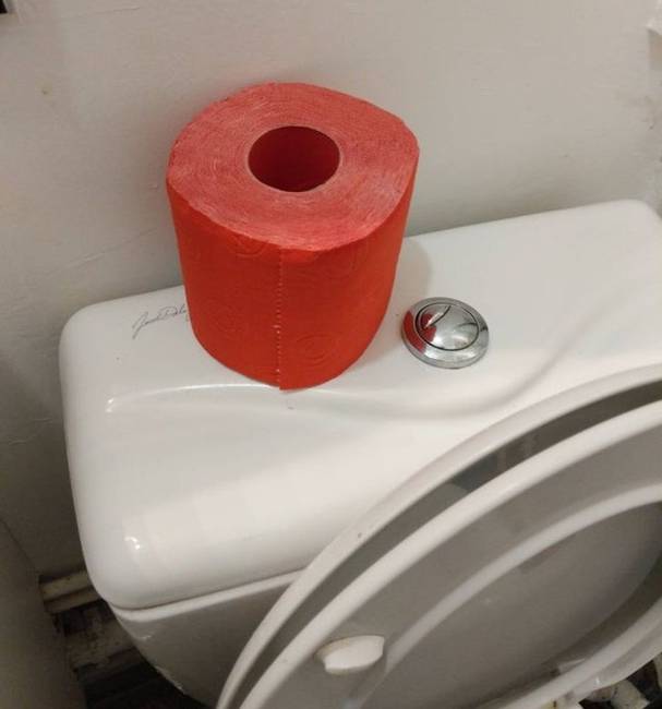 „A barátomnak piros vécépapírja van."