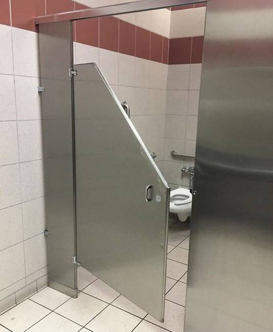 „Miért tesznek ilyen ajtót egy nyilvános WC-re?"
