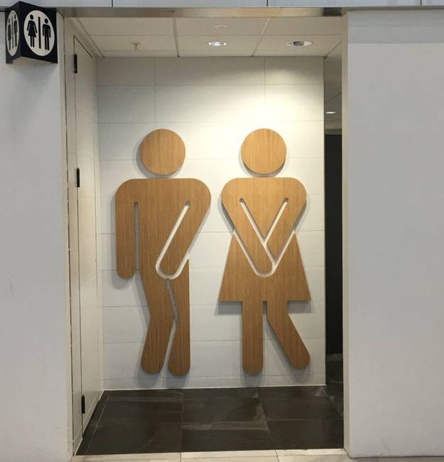 WC-táblák a bergeni repülőtéren (az ország második legnagyobb városa).