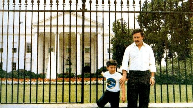 A hírhedt drogbáró, Pablo Escobar és fia a Fehér Ház előtt.