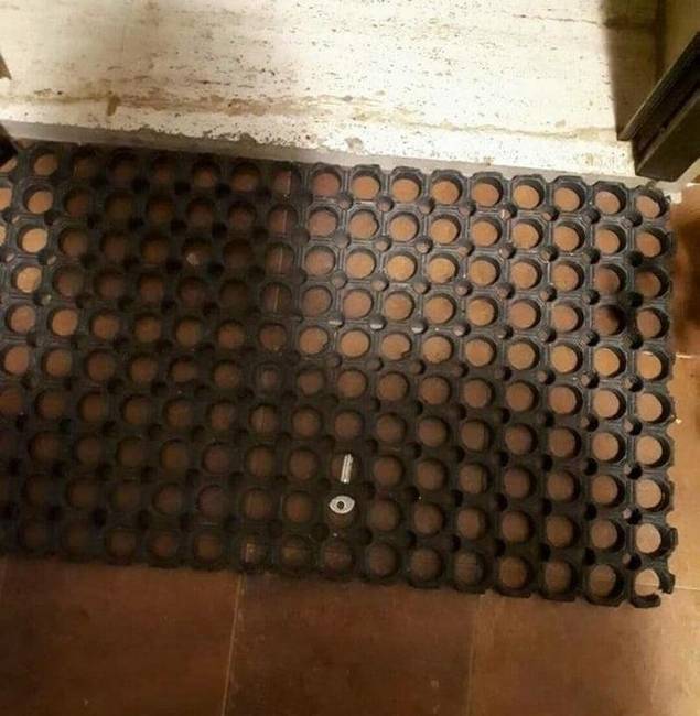 A szőnyeg alá rejtett pótkulcs általában praktikus, kivéve, ha egy varázsló van a közelben, aki eltünteti a szőnyeget.