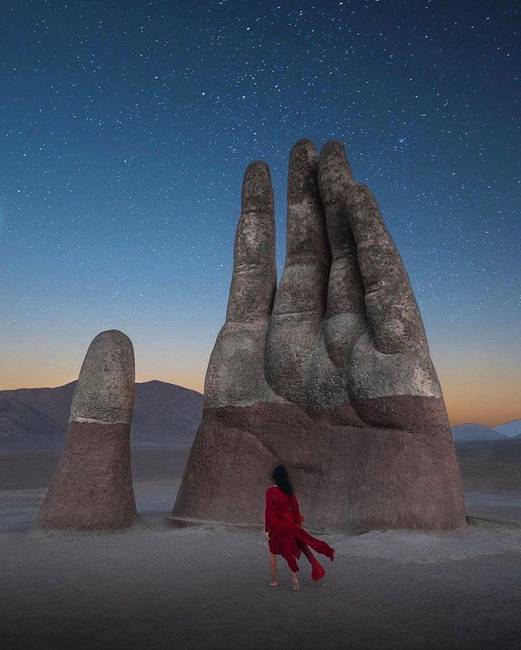 Ez a sivatagi kéz egy művészi installáció a chilei Atacama-sivatagban.