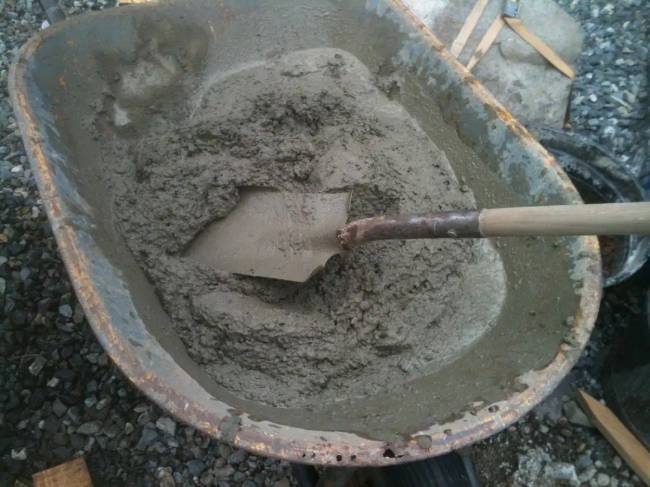 Vizet önteni a cementbe, vagy cementet szórni a vízbe? A hiba, ami miatt a beton veszít a szilárdságából