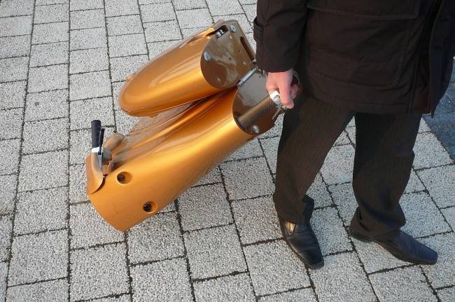 Bőrönddé alakítható robogó.