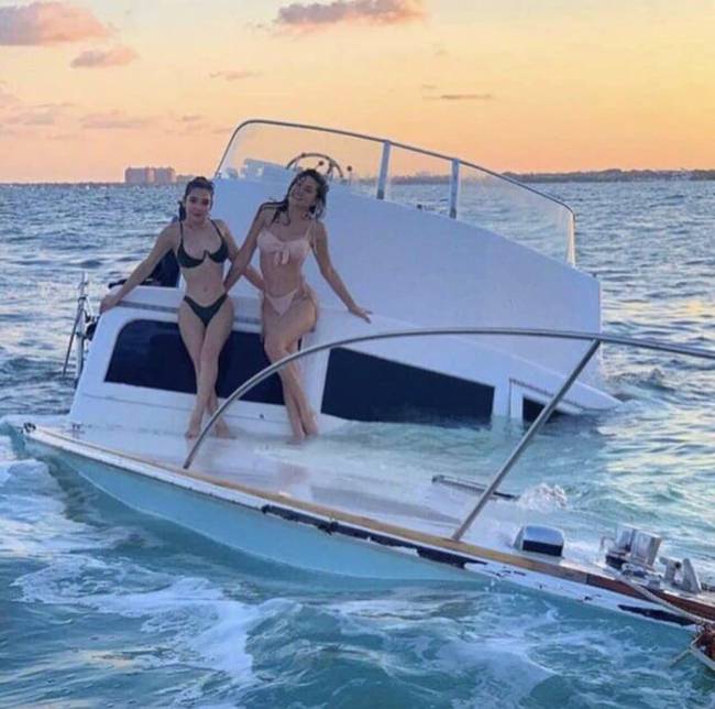 Mosolyogj és pózolj, mást úgysem tudsz tenni.